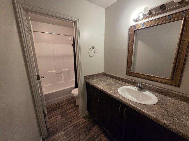 Building Photo - Spacious 4 Bedroom Home!