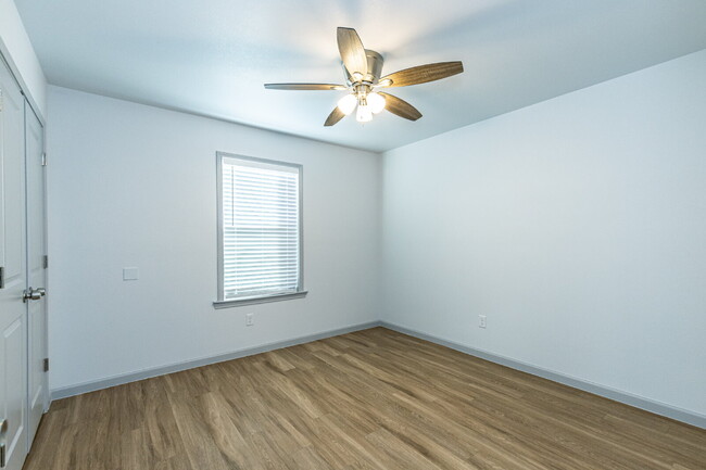 Building Photo - Luxurious Townhome Located In Lincoln 16!