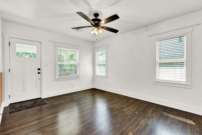 Building Photo - Move In Special! Lawn Care and Water Included! 3/1 Near TU!