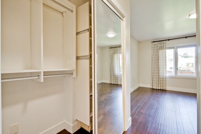 Building Photo - Beautifully remodeled 2 bed, 2 bath home.