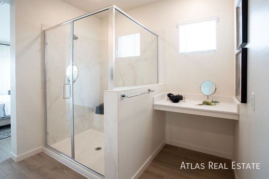 Building Photo - 1120 W Villa Theresa Dr