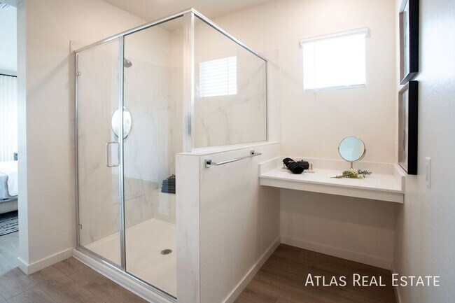 Building Photo - 1112 W Villa Theresa Dr