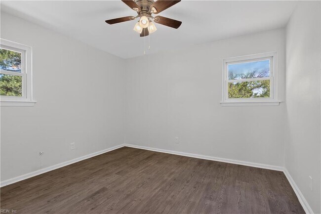 Building Photo - 3044 Camelot Blvd