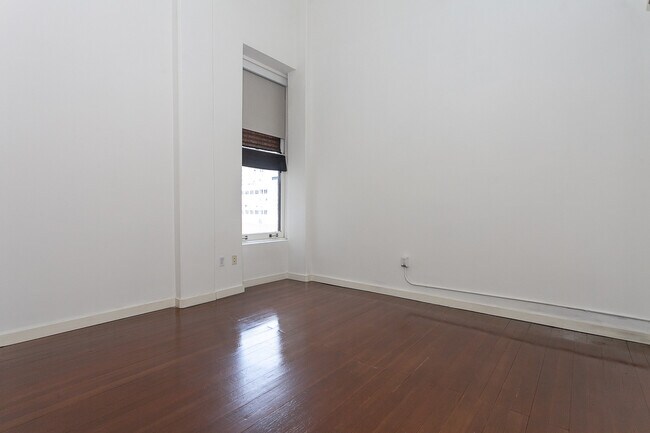Building Photo - 257 S Spring St