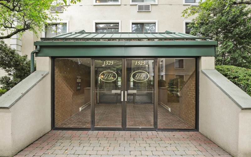 Building Photo - 1525 E Putnam Ave