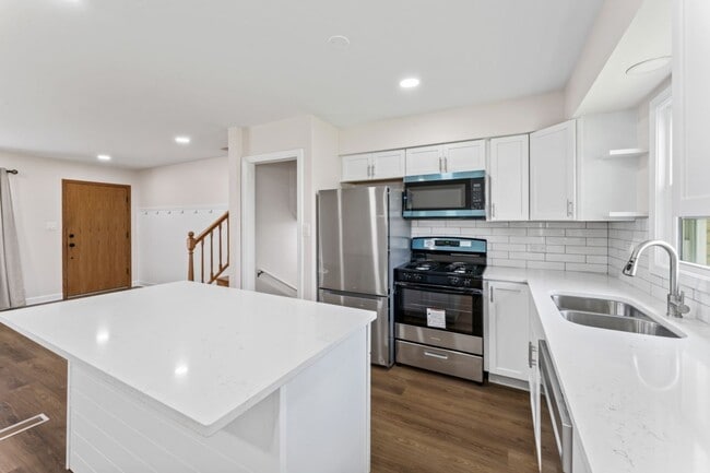 Building Photo - 427 Gilbert Dr