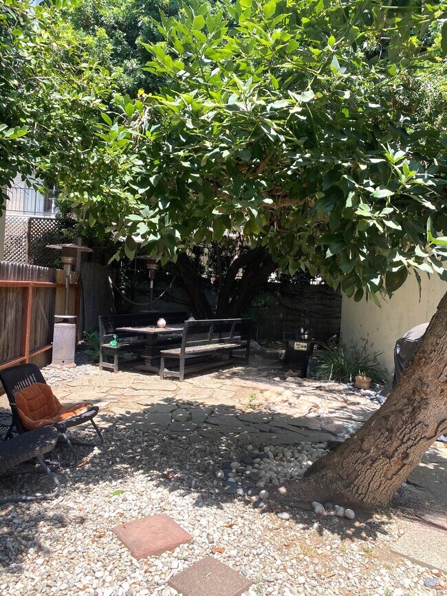 Building Photo - 10625 Kinnard Ave