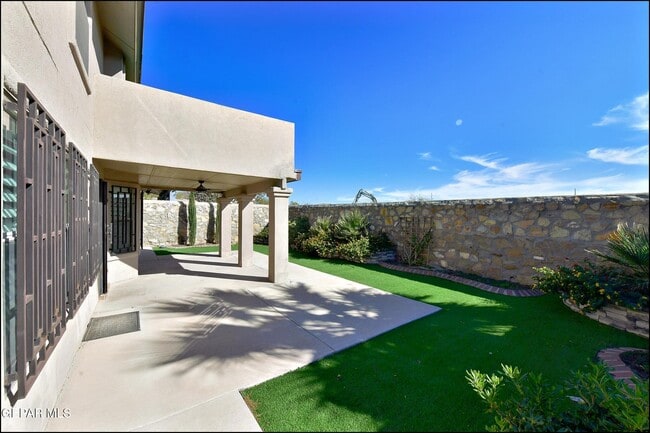 Building Photo - 1416 Stone Canyon Way