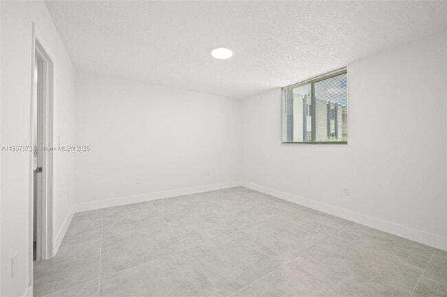 Building Photo - 10090 NW 80th Ct