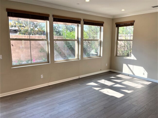 Building Photo - Gorgeous 3 bedroom home In the heart of Ir...
