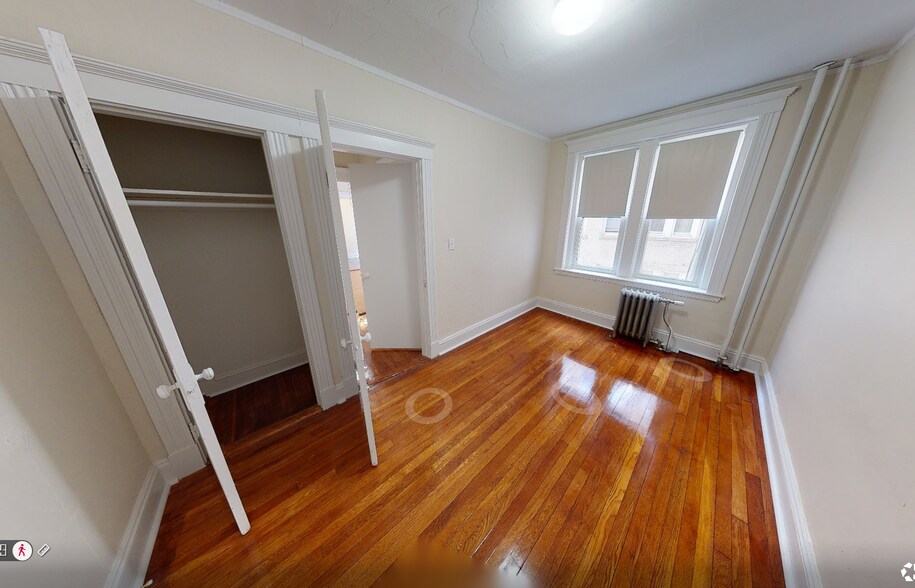Building Photo - 425 Park Dr