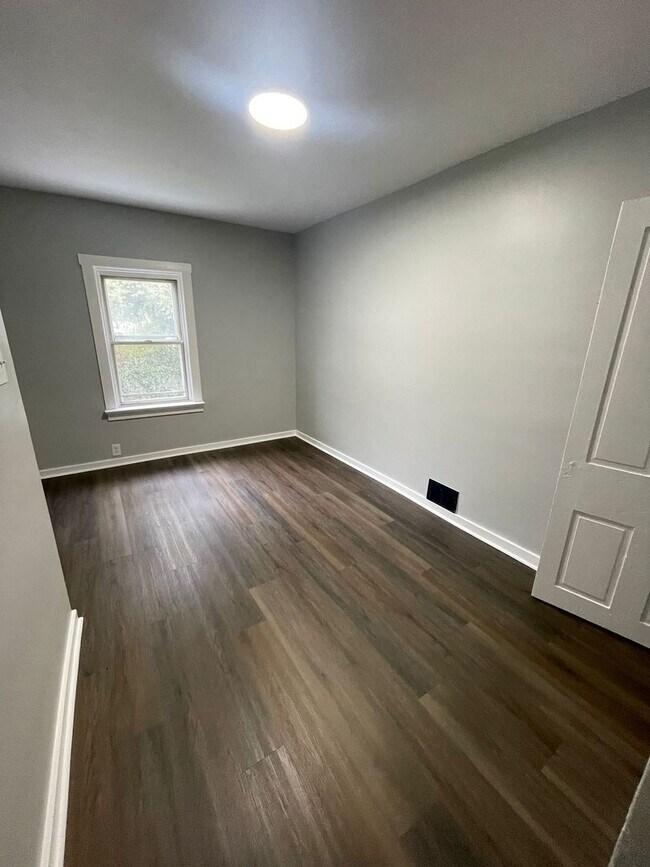 Building Photo - Two bedroom apartment one bathroom