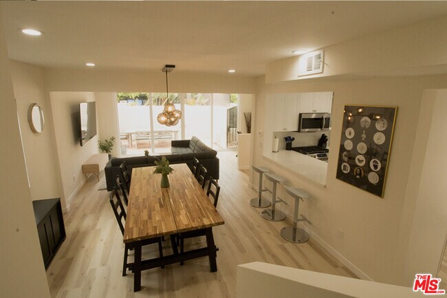 Building Photo - 9042 Phyllis Ave