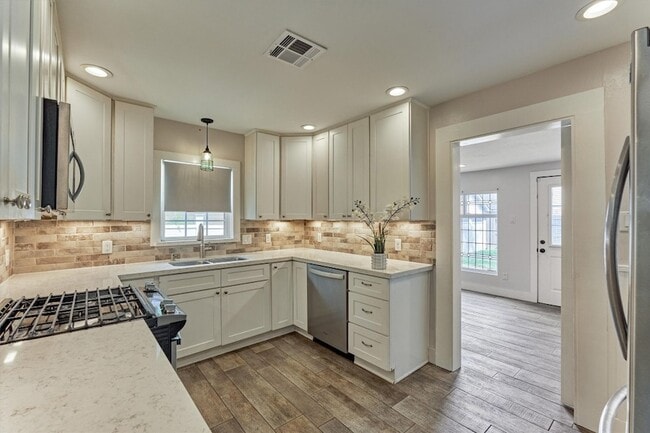 Building Photo - 711 Granberry St