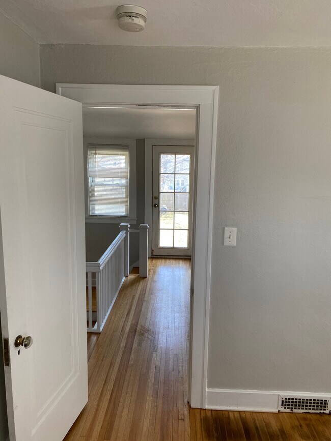 Building Photo - 74 E Iroquois Rd