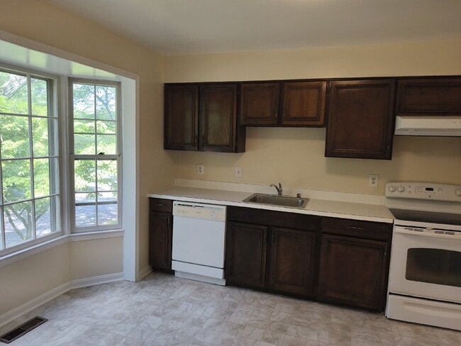 Building Photo - McLean Park Haven: Serene Living in a Tran...