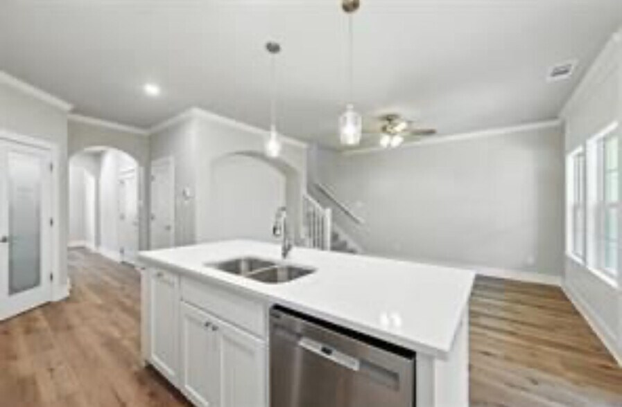 Building Photo - 110 S Market St