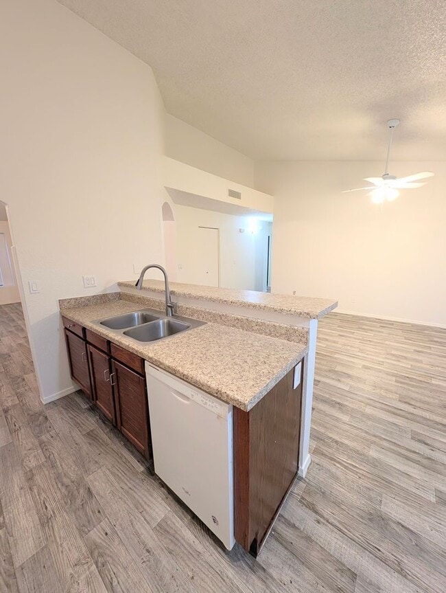 Building Photo - AVAILABLE NOW IN GREAT GILBERT LOCATION WITH NO HOA!!!