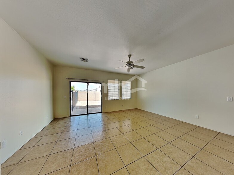 Building Photo - 2827 S 74th Dr