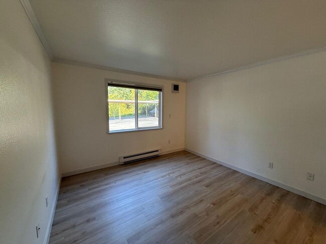 Building Photo - Two Bedroom Two Bathroom In Mountlake Terrace