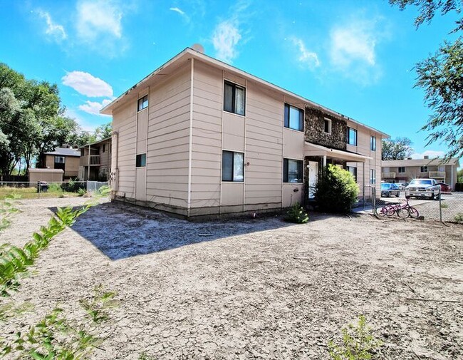 Building Photo - Beautifully Renovated Unit with Modern Upd...