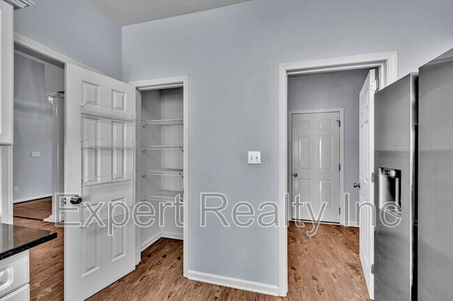 Building Photo - 8235 Wynwood Dr