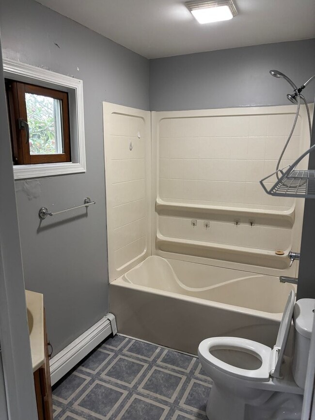 Building Photo - 2 bedroom house with garage