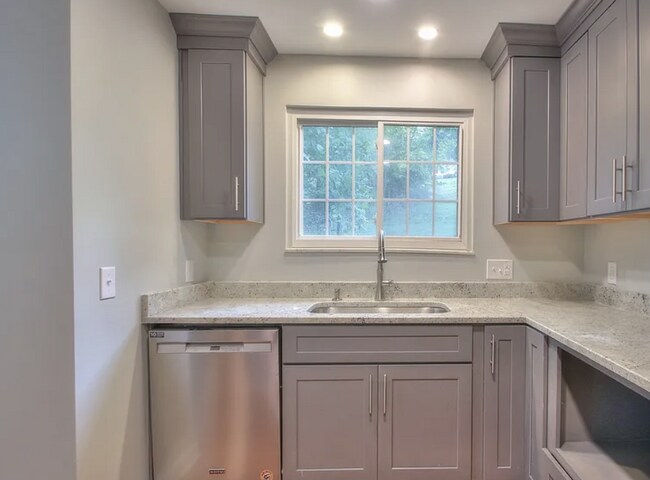 Building Photo - Newly Renovated 3-Bedroom in Hickory Valley Condos, Community Pool and Pet Friendly!
