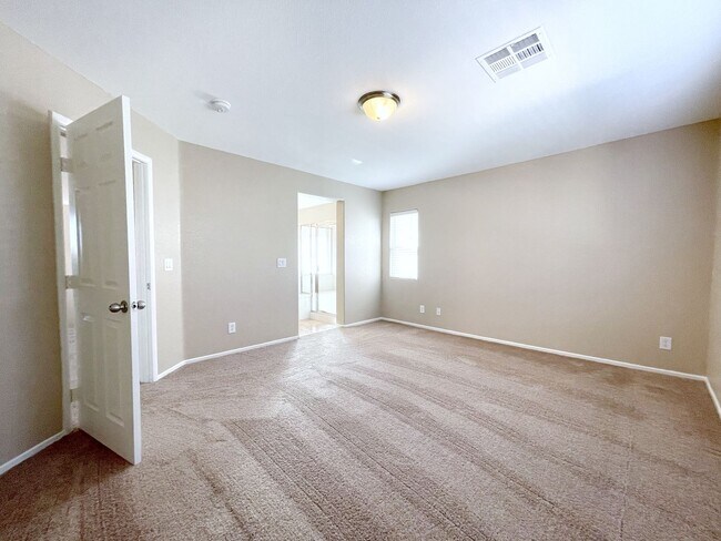 Building Photo - Spacious Living, Granite Counters, Great Location!