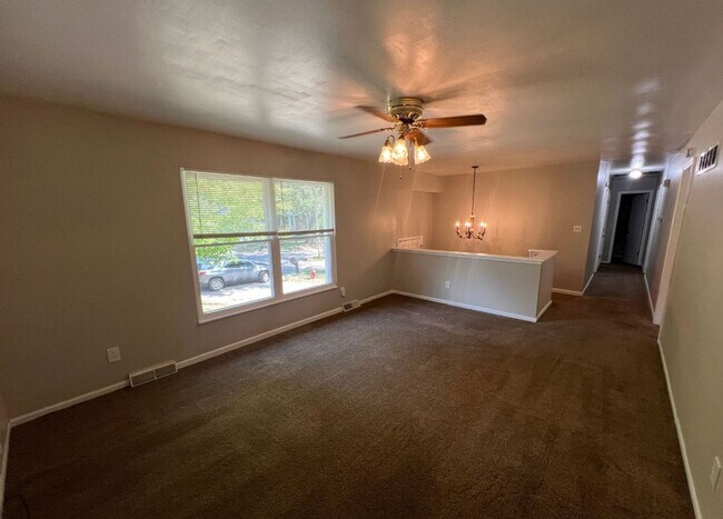 Building Photo - Quiet Cul-de-Sac Home with Bonus Room & Bi...