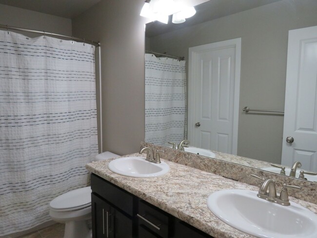 Building Photo - 4 Bedroom Townhome in River Pointe Subdivison