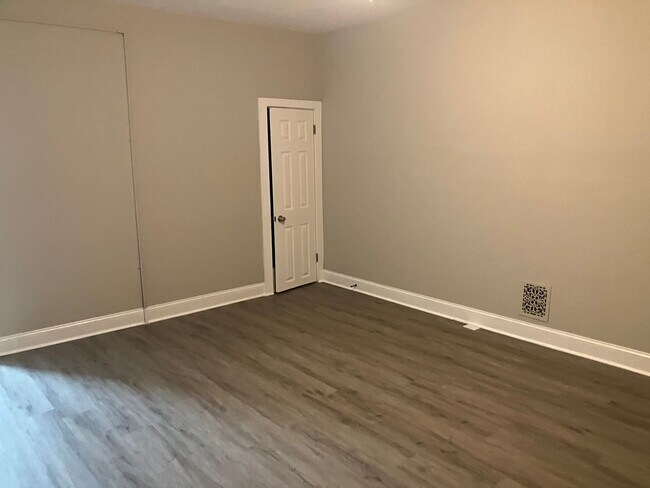 Building Photo - 7 Bedrooms 3.5 Bathrooms