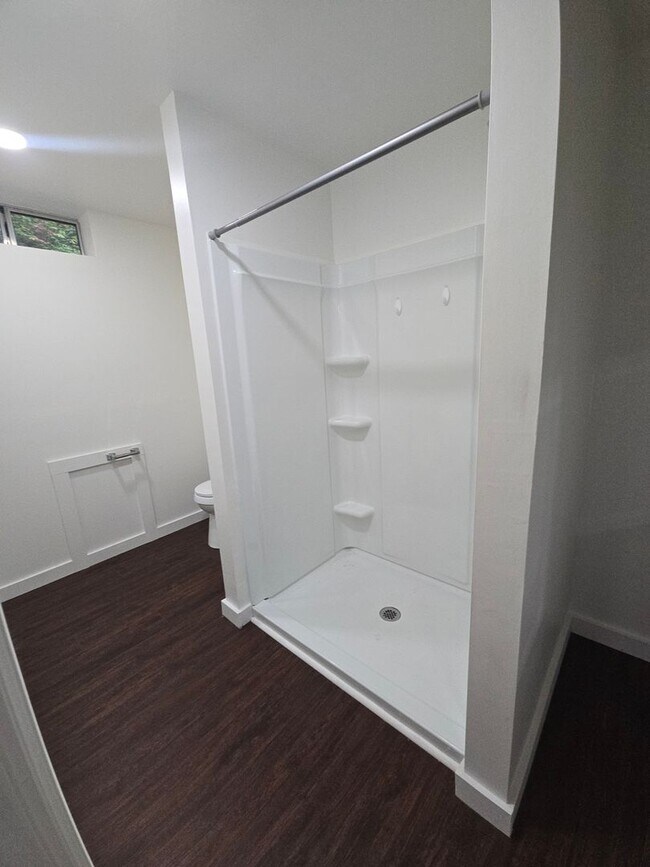 Building Photo - 1 bedroom with office and full bathroom