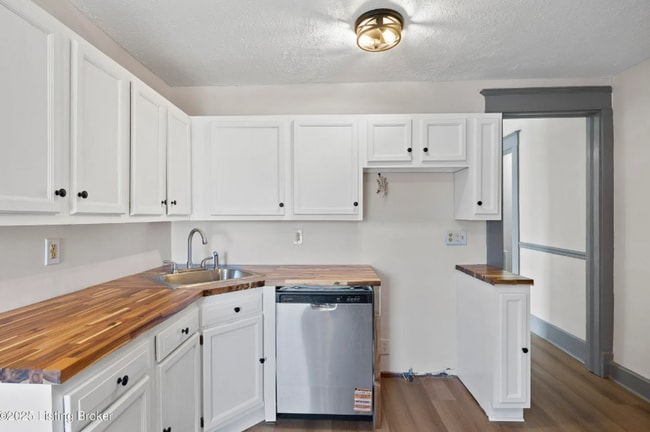 Building Photo - HISTORIC CHARM! Renovated 4 Bedroom, 3 Bat...