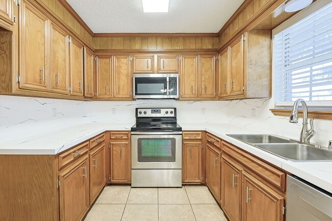 Building Photo - 3 Bedroom with updates