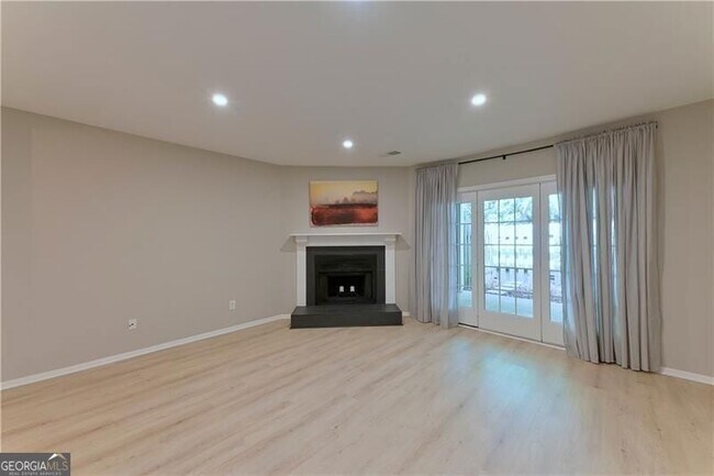 Building Photo - 2179 Surrey Ct