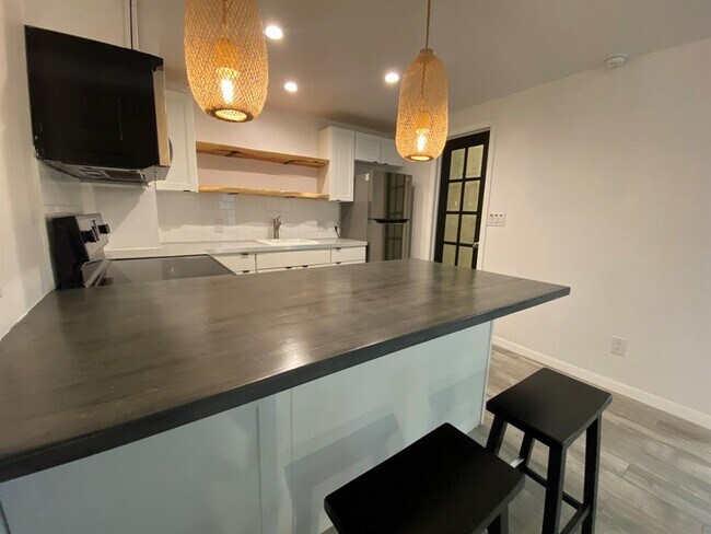 Building Photo - 5802 Circulo Dr
