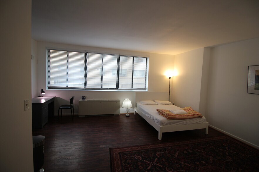 Building Photo - 522 21st St NW