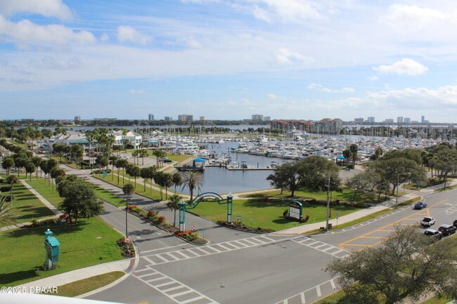 Building Photo - 404 S Beach St