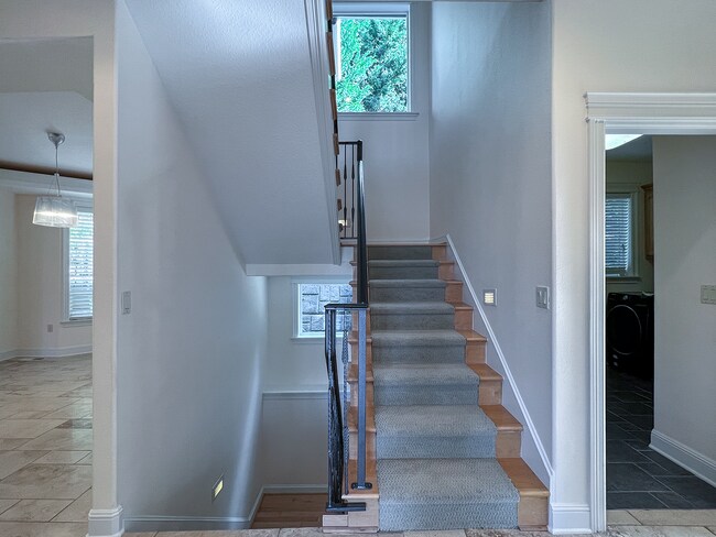 Building Photo - Bright & Beautiful Forest Heights Home with Gourmet Kitchen, Bonus Space & Private Cul-de-Sac Set...