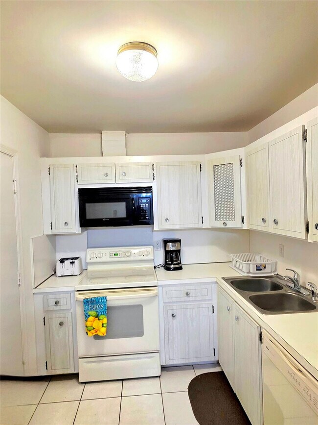 Building Photo - 2230 NE 56th Pl