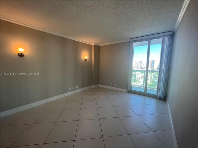 Building Photo - 100 Bayview Dr