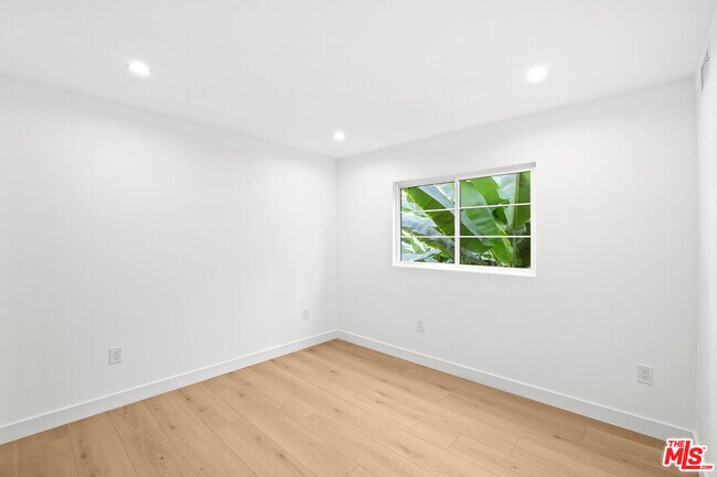 Building Photo - 2326 S Dunsmuir Ave