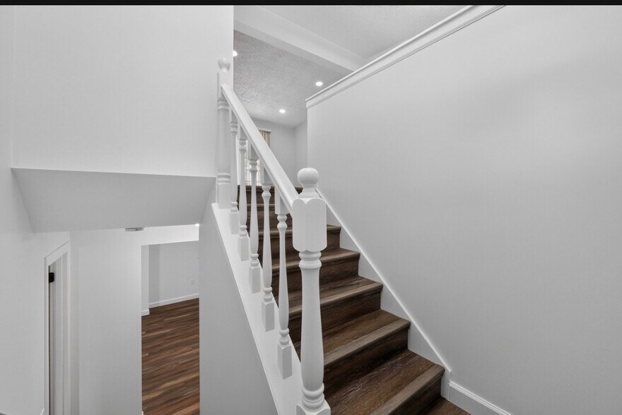Building Photo - 642 Swan Dr