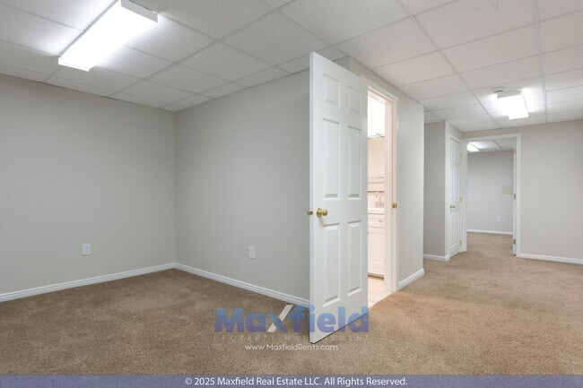 Building Photo - Beautiful 6BD, 3.5BTH, 3GAR Home in Cranberry Hills