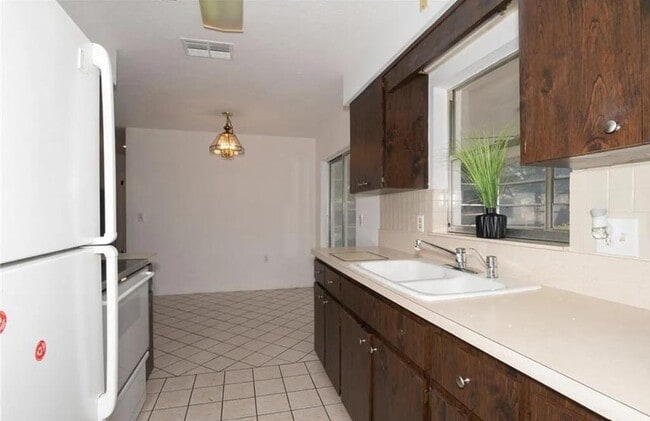 Building Photo - 209 S Lee St