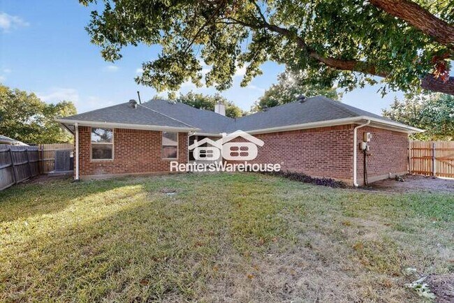 Building Photo - Completely Refreshed NRH Home Move IN Ready.