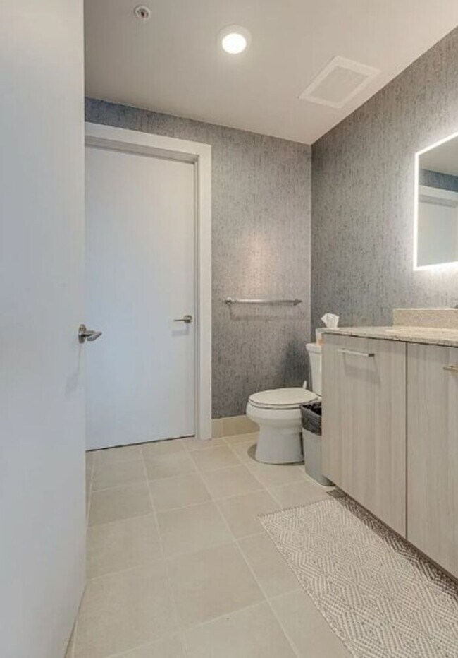 Building Photo - Highrise Condo in the Heart of Music City!