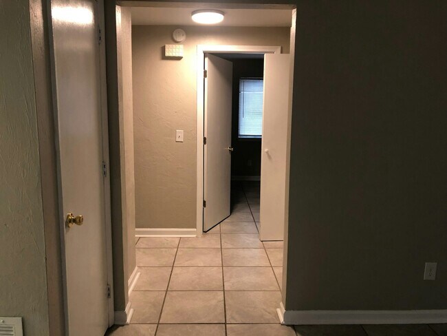 Building Photo - 3017 Oak Hammock Ln