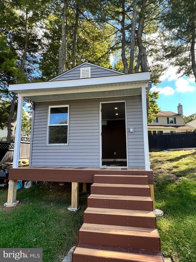 Building Photo - 127 Lark Dr